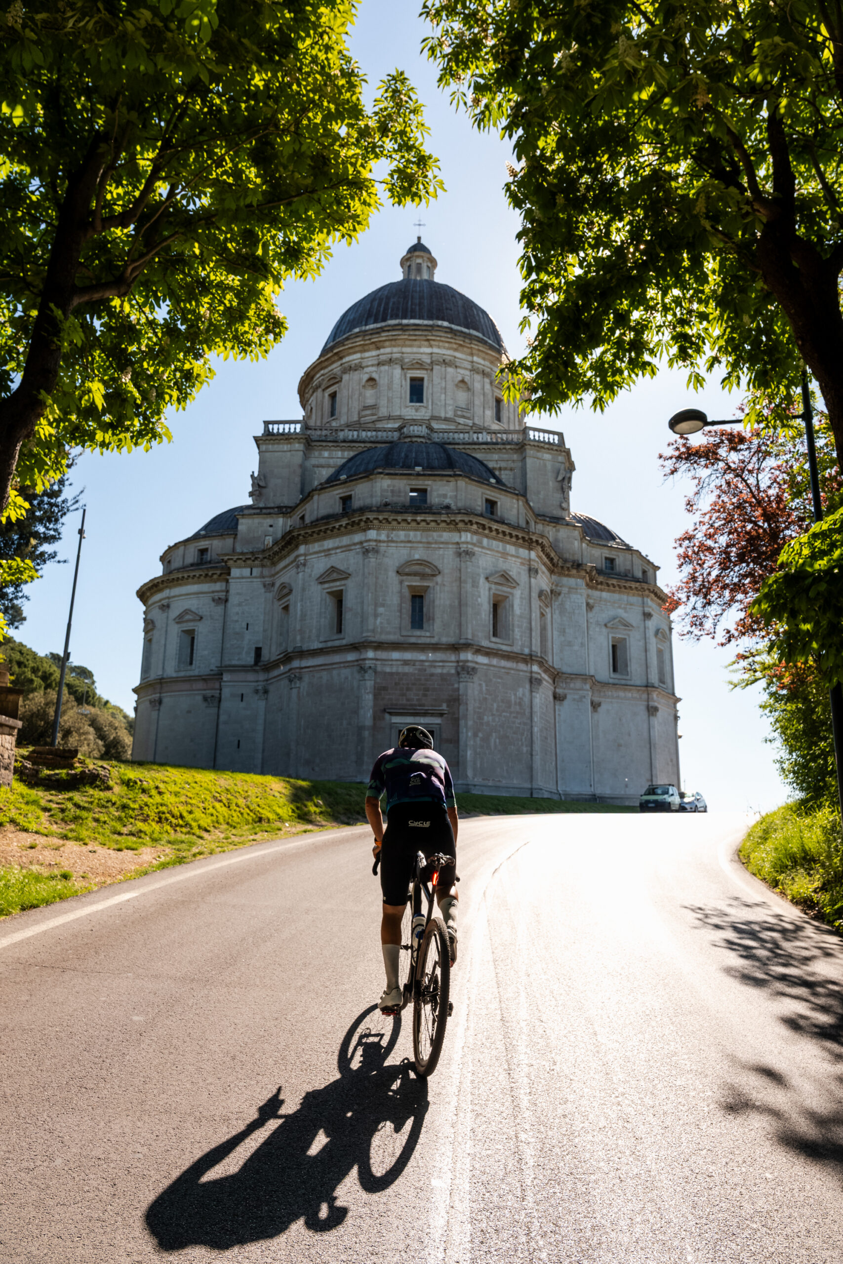 Ciclista verso il Tempio della Consolazione di Todi