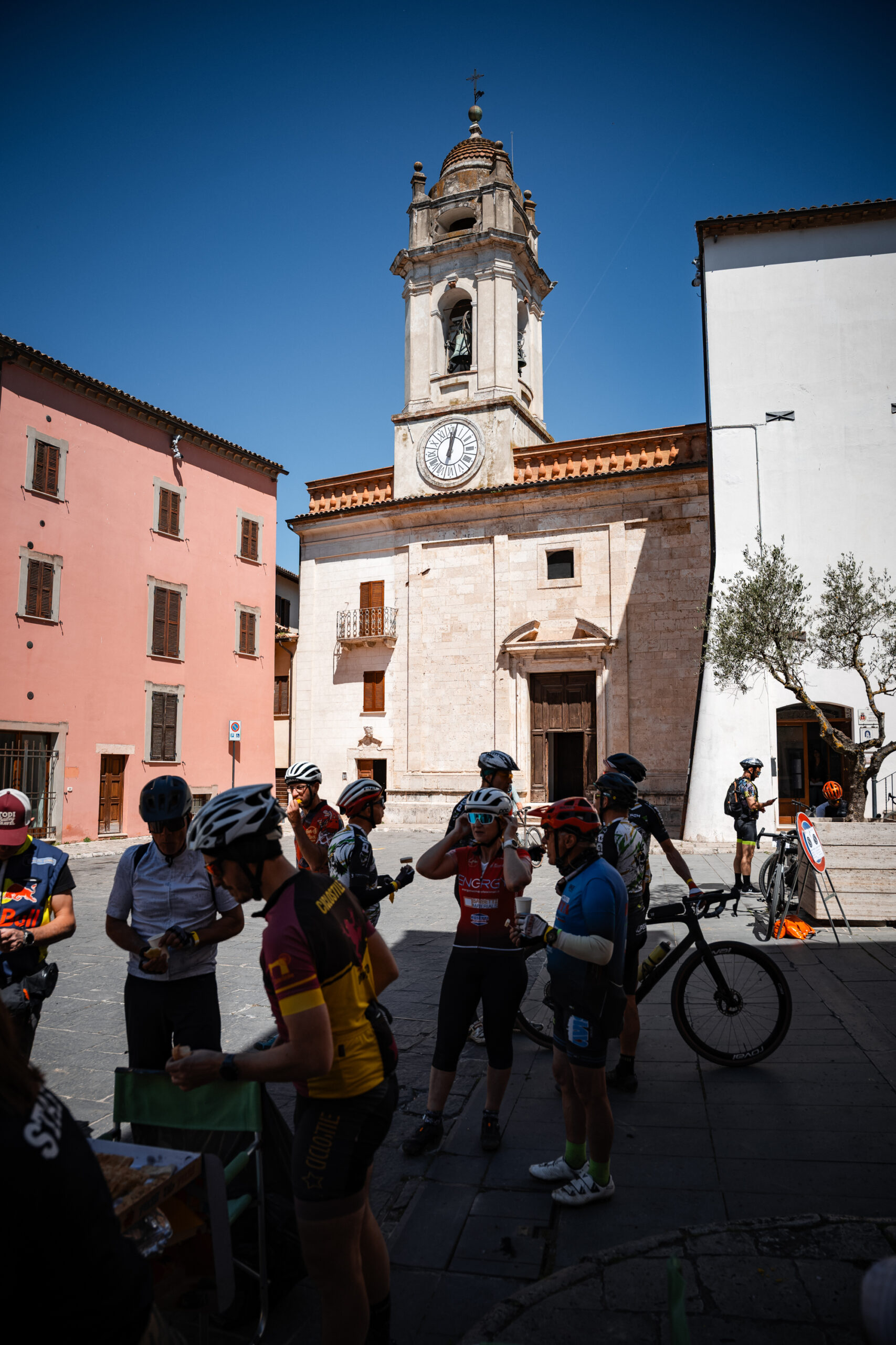 Ciclisti in piazza davanti alla chiesa