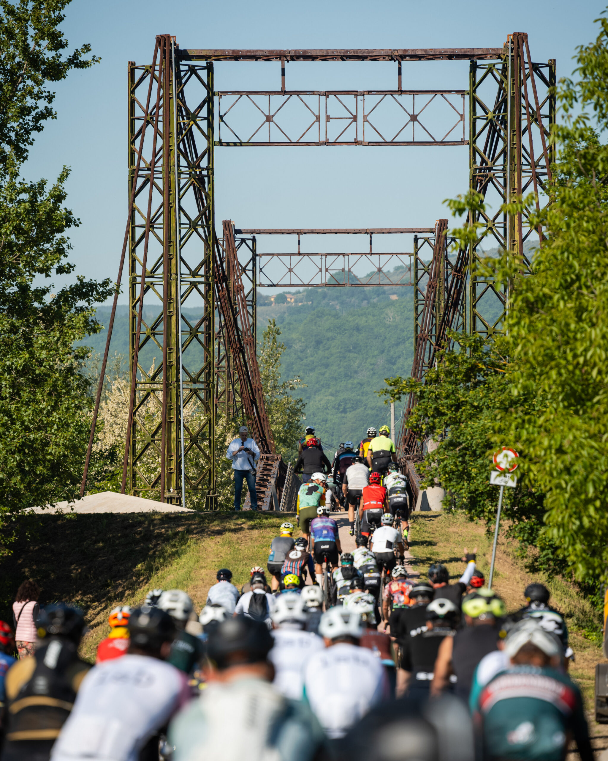Un grande gruppo attraversa il Ponte Bailey