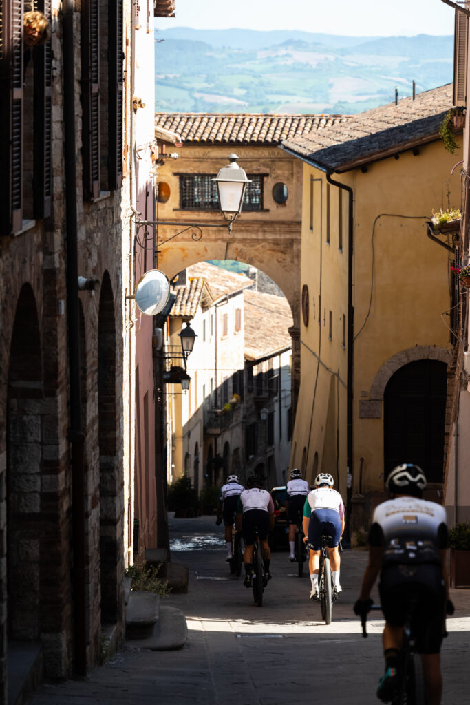 Ciclisti tra le vie del borgo
